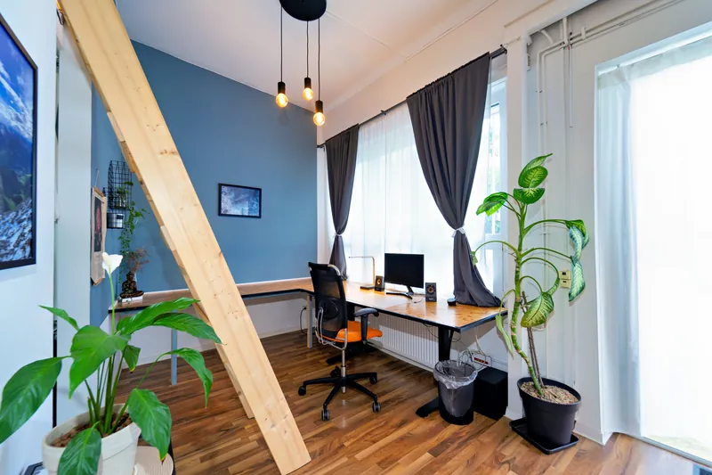 Workspace mit höhenverstellbarem Schreibtisch