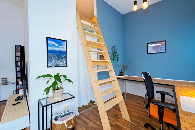 Workspace mit höhenverstellbarem Schreibtisch
