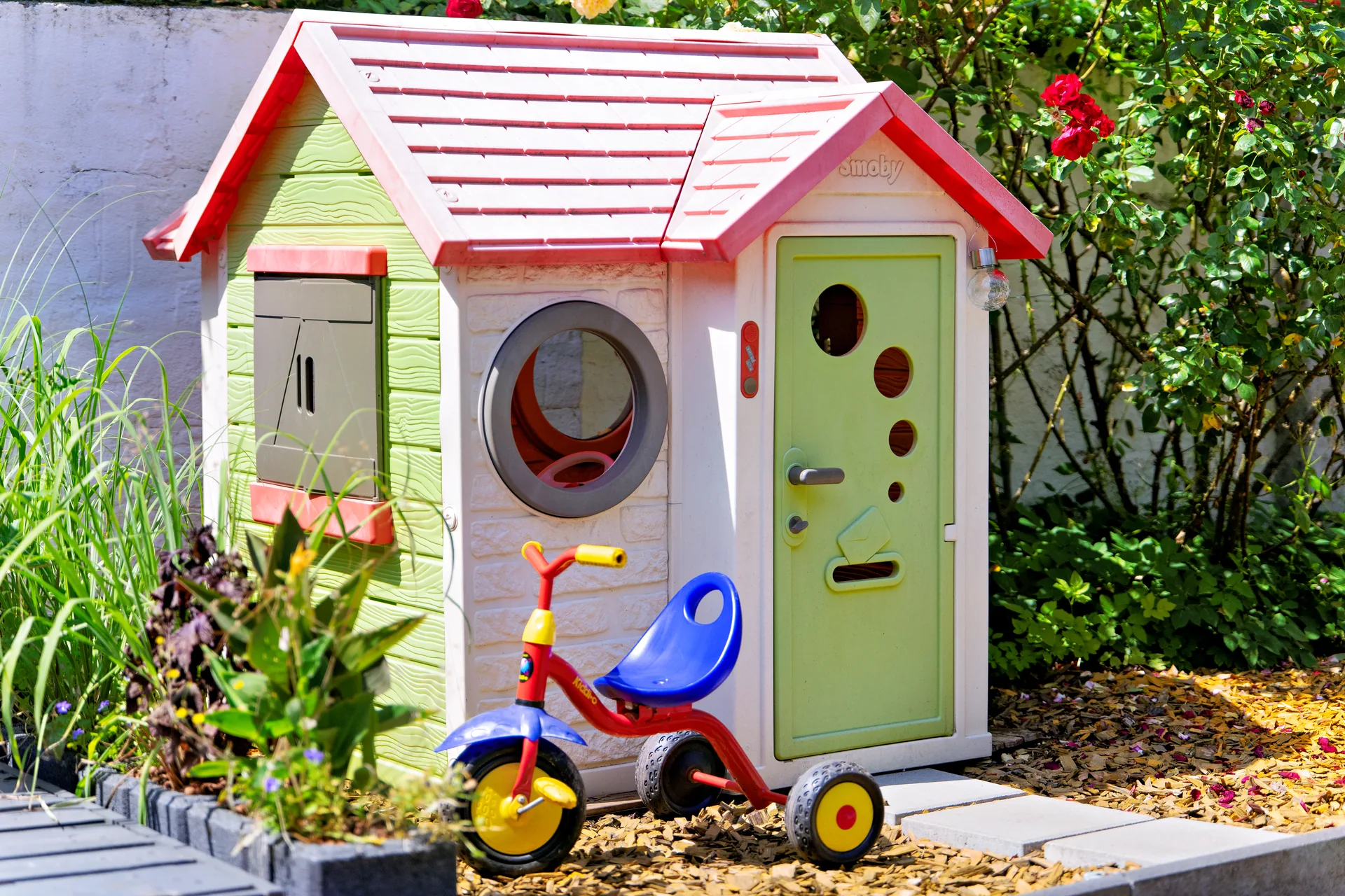 Eigener Hof mit Weber-Grill und Parkplatz