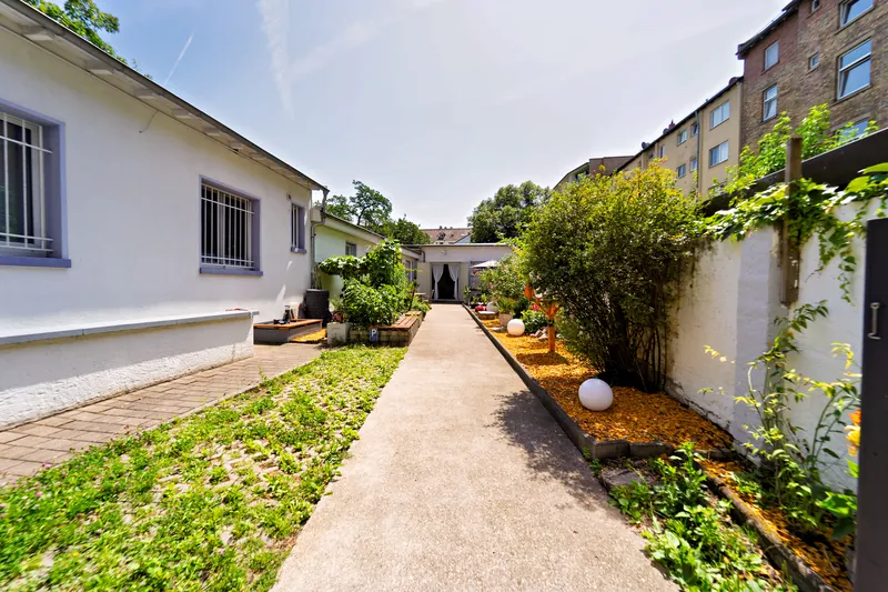 Eigener Hof mit Weber-Grill und Parkplatz