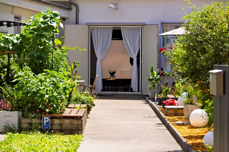 Eigener Hof mit Weber-Grill und Parkplatz