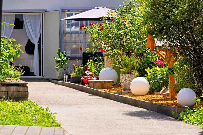 Eigener Hof mit Weber-Grill und Parkplatz