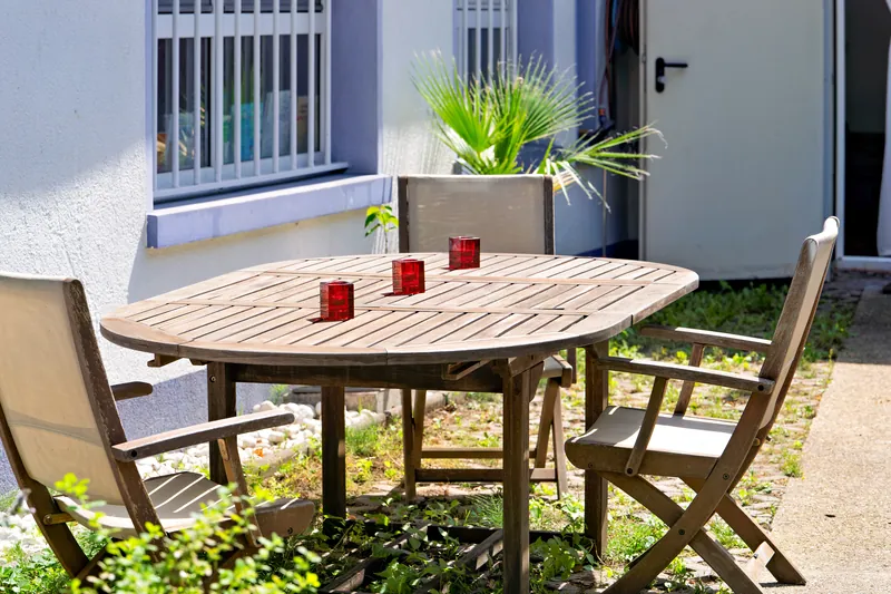Eigener Hof mit Weber-Grill und Parkplatz