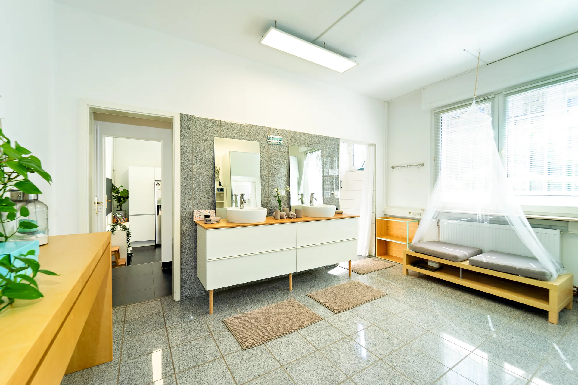 Modernes Badezimmer mit Regendusche