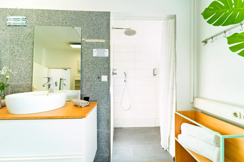 Modernes Badezimmer mit Regendusche