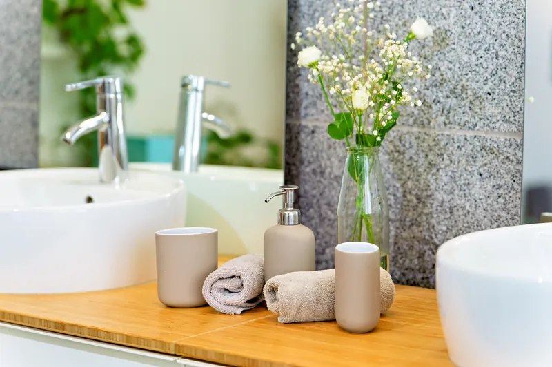 Modernes Badezimmer mit Regendusche