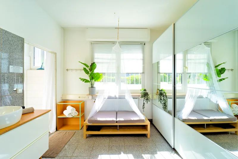 Modernes Badezimmer mit Regendusche