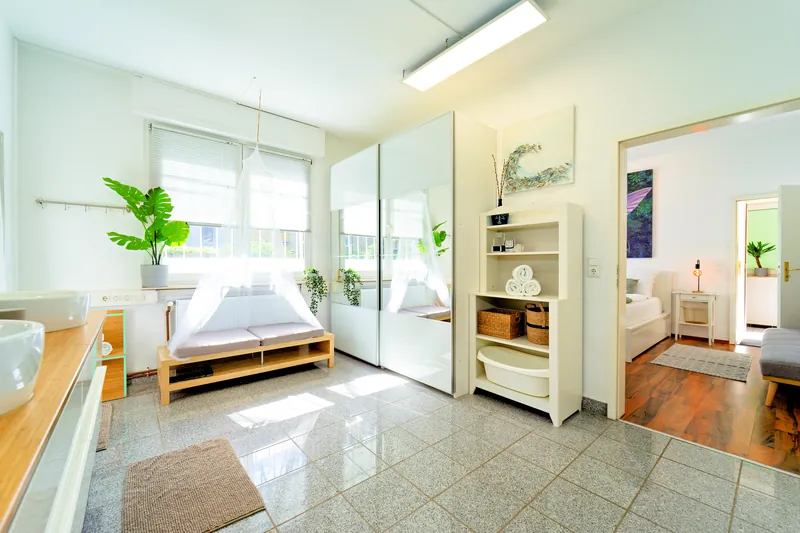 Modernes Badezimmer mit Regendusche
