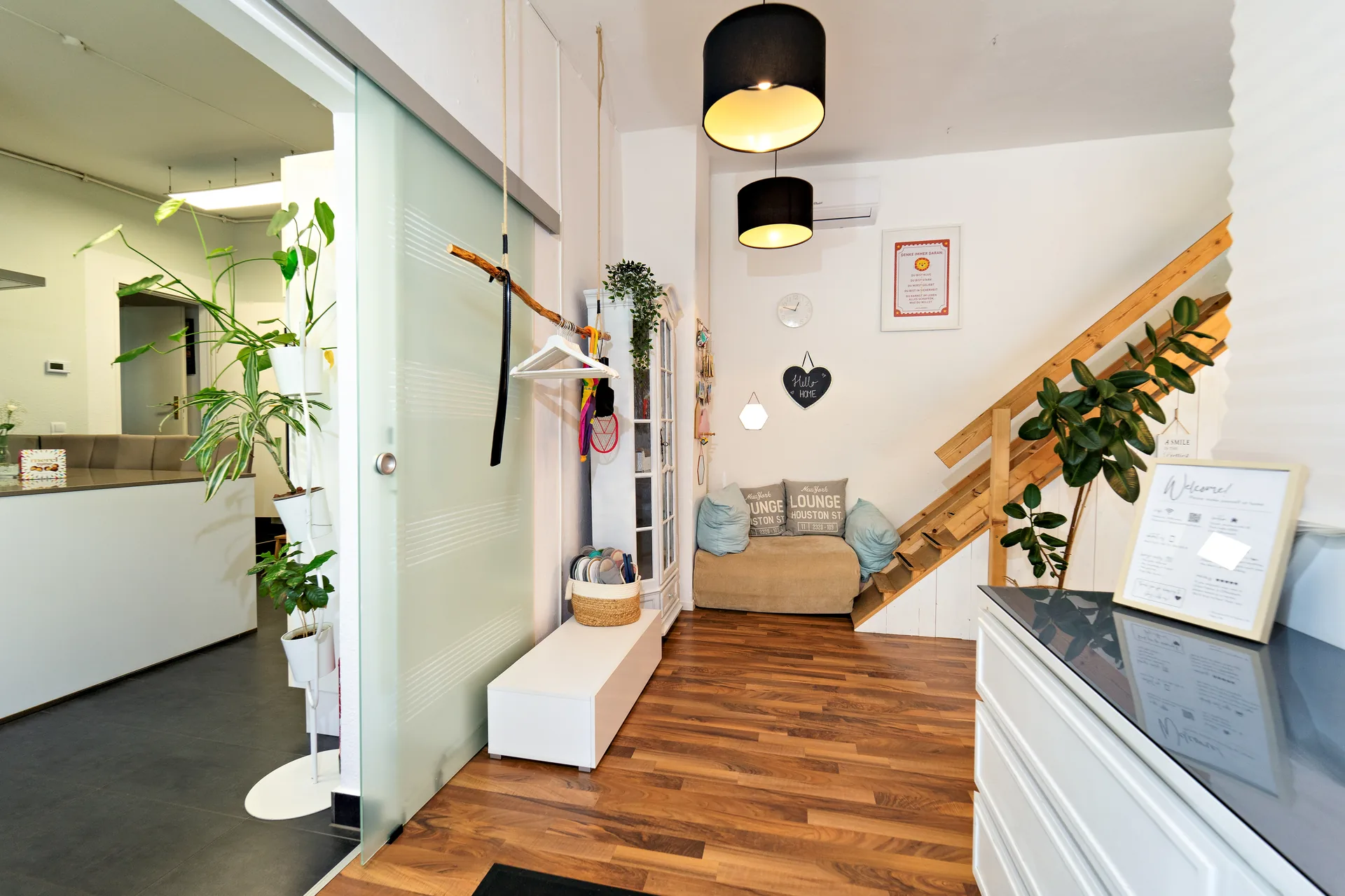 Heller Eingangsbereich mit Industrial-Charme
