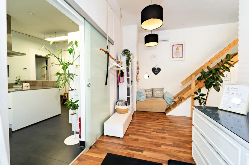 Heller Eingangsbereich mit Industrial-Charme