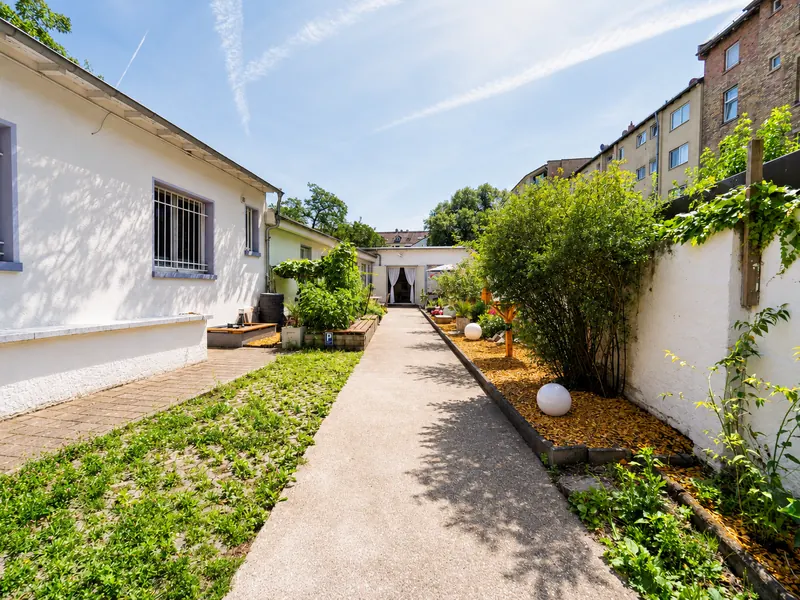 Private courtyard with Weber barbecue and parking