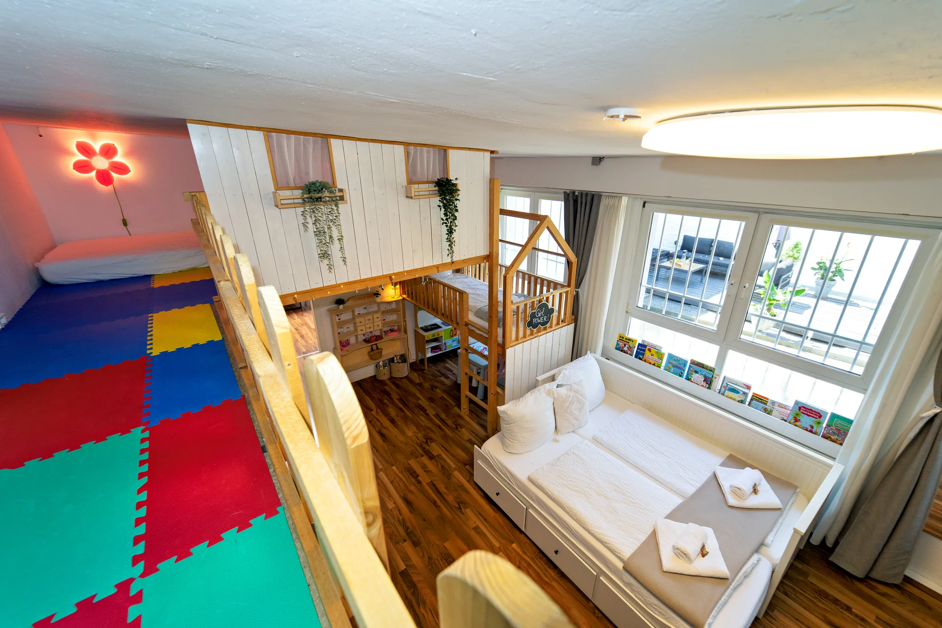 Schlafbereich im Kinderzimmer mit Hochbett