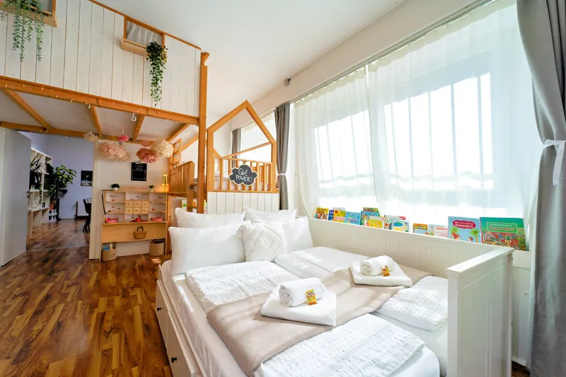 Schlafbereich im Kinderzimmer mit Hochbett