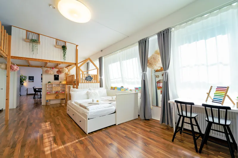 Schlafbereich im Kinderzimmer mit Hochbett