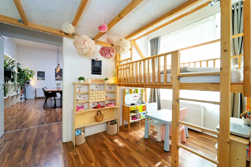 Schlafbereich im Kinderzimmer mit Hochbett
