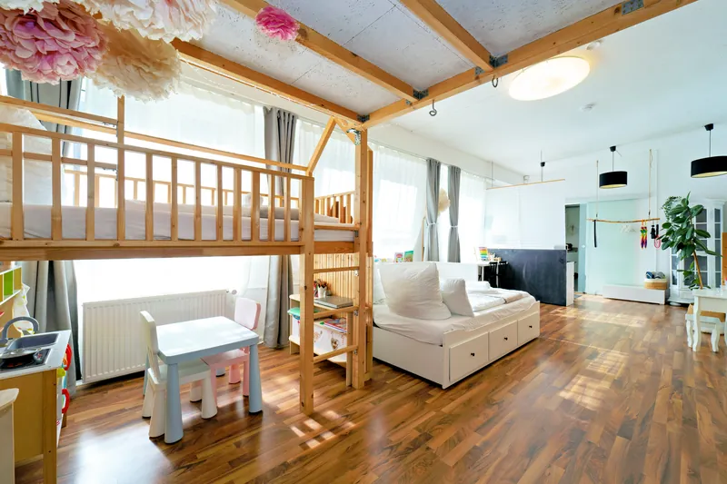 Schlafbereich im Kinderzimmer mit Hochbett