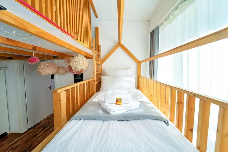 Schlafbereich im Kinderzimmer mit Hochbett