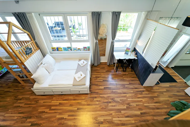 40 m² Kinderzimmer mit Spielbereich und Betten