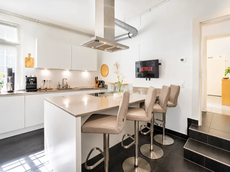 Fully equipped pro kitchen with cooking island