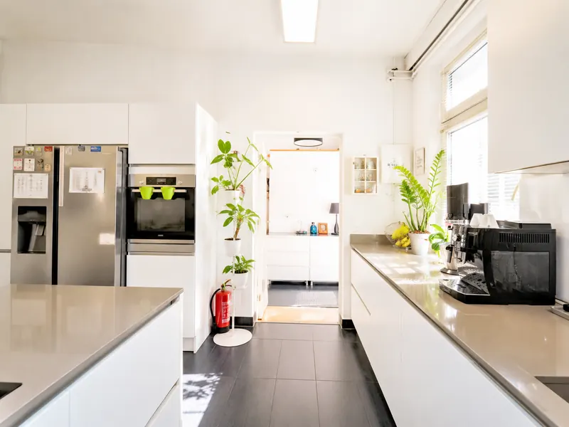 Fully equipped pro kitchen with cooking island