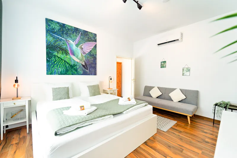Master-Schlafzimmer mit Kingsize-Bett