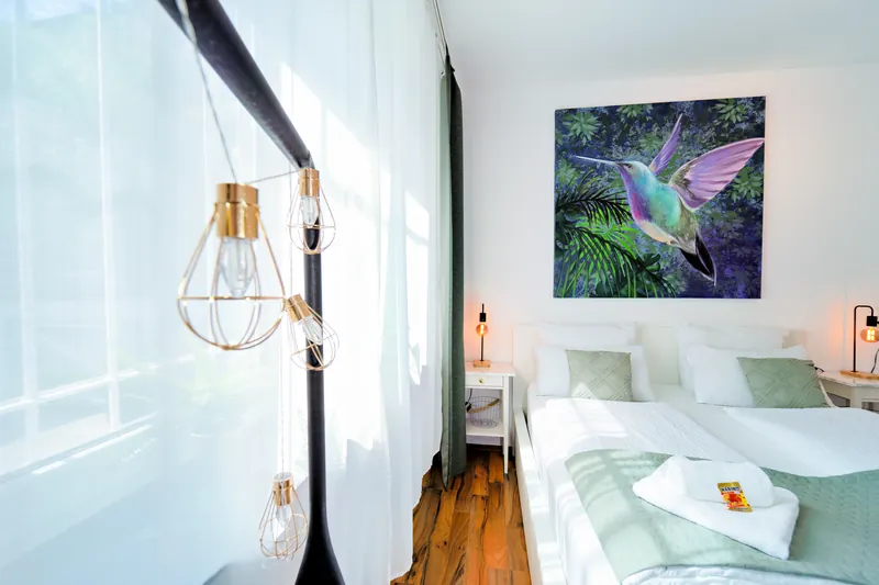 Master-Schlafzimmer mit Kingsize-Bett