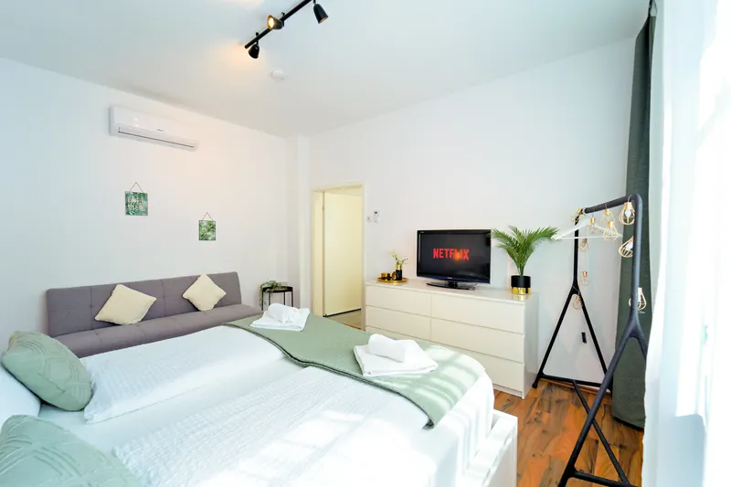 Master-Schlafzimmer mit Kingsize-Bett