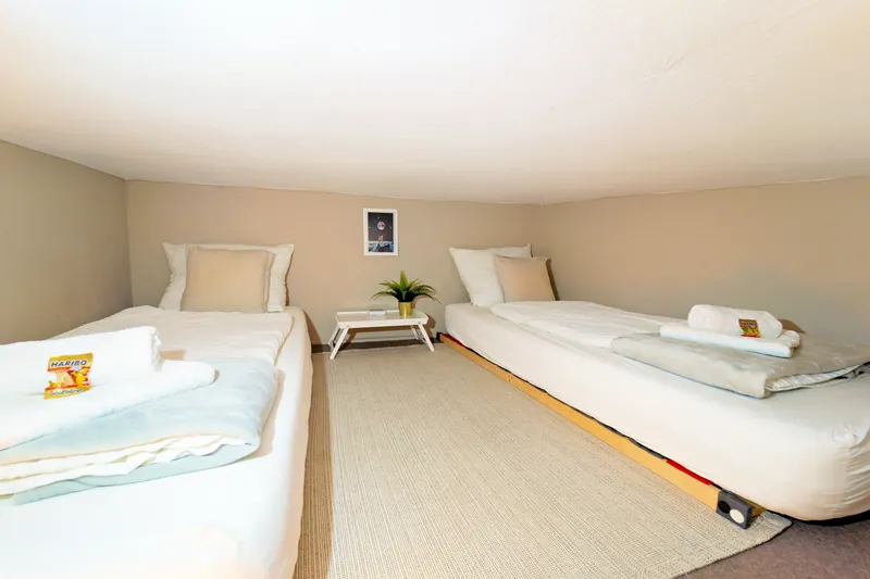 Zweites Schlafzimmer mit Queensize-Doppelbett