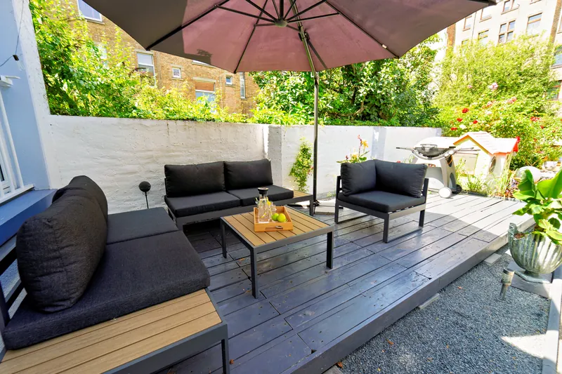 Private Außen-Terrasse mit Sitzbereich