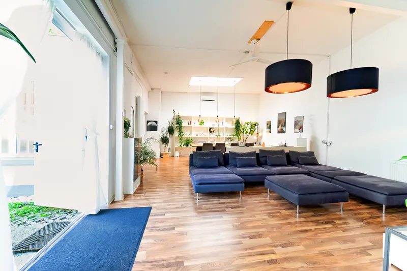 Heller Wohnbereich im Industrial-Loft mit Sofa und Smart-TV