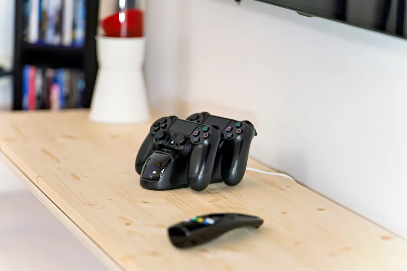 Heller Wohnbereich im Industrial-Loft mit Sofa und Smart-TV