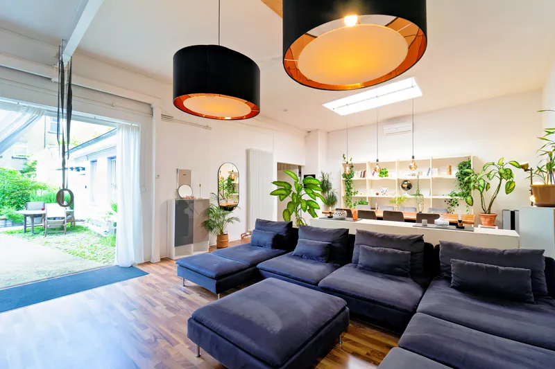 Heller Wohnbereich im Industrial-Loft mit Sofa und Smart-TV